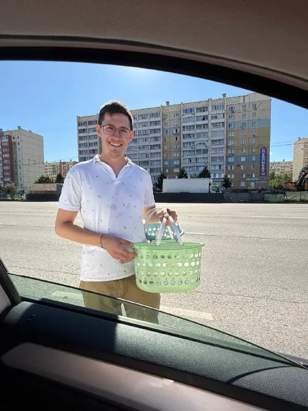 Житель Челябинска продаёт домашние пирожки в очереди на АЗС