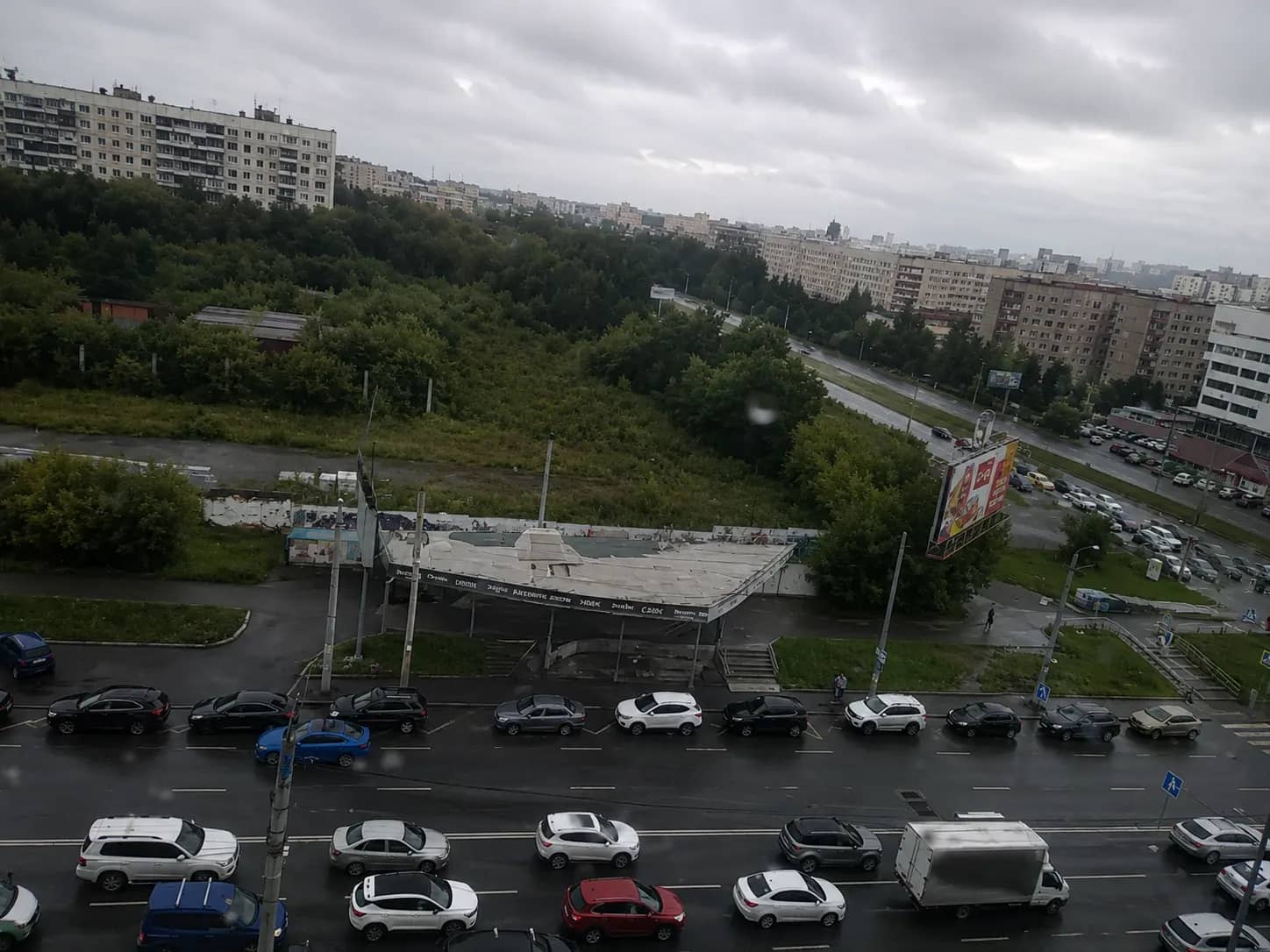 Пробка на заправку парализовала остановку на Молодогвардейцев
