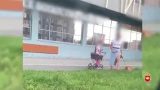 Видео: Челябинка делала закладки во время прогулки с ребенком