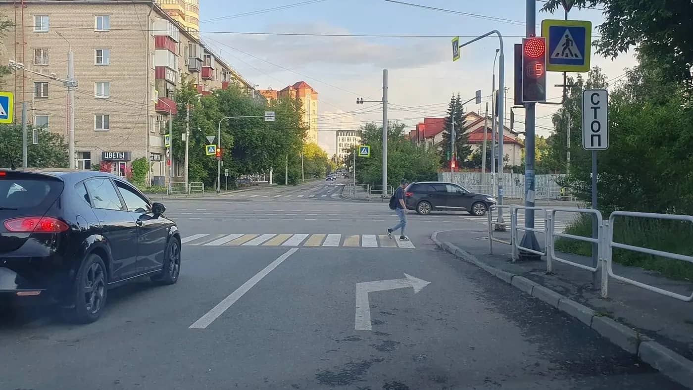 Челябинские водители жалуются на штрафы за невидимую стоп-линию на перекрёстке Татьяничевой и Худякова