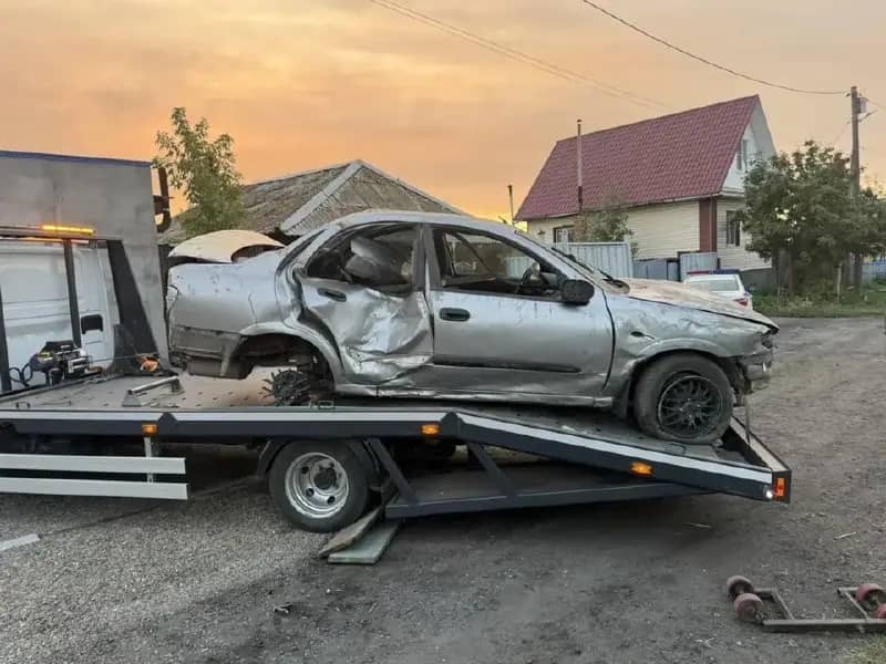 Пьяный водитель на Nissan врезался в дом в Троицком районе