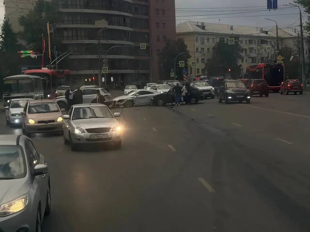 Три автомобиля столкнулись на улице Воровского