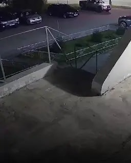 Подростки взломали замки и залезли на крышу дома на Цвиллинга