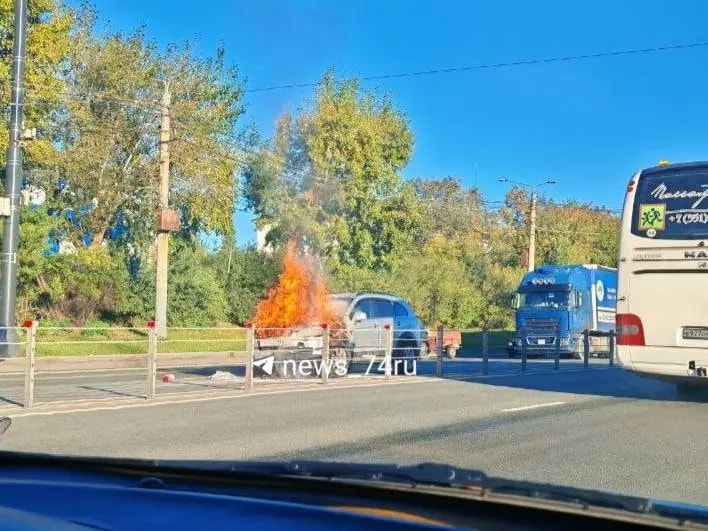 На Свердловском тракте загорелась машина